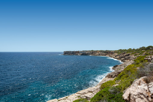The sea is only approximately 100 metres away as the crow flies