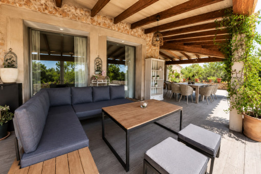 Covered terrace with outdoor lounge