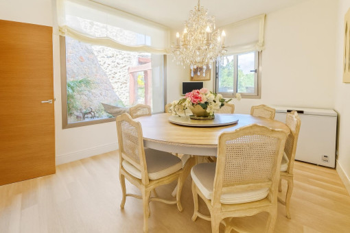 Elegant dining room with round table