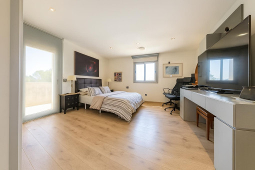 Bright double bedroom with workspace