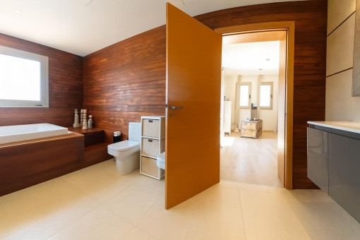 Modern bathroom with bathtub and wood paneling