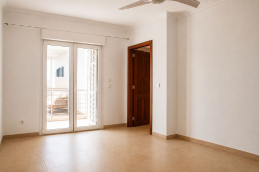 First bedroom with access to the second balcony