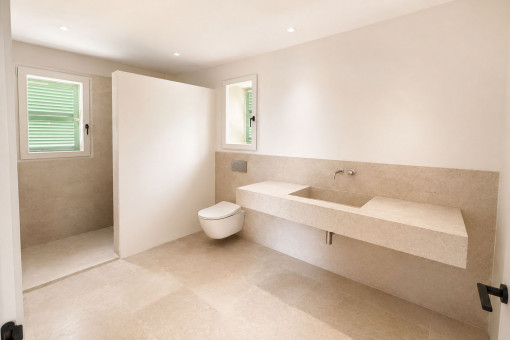Bathroom with generous washbasin
