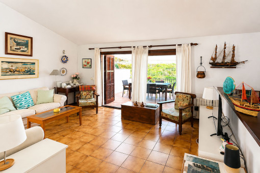 Bright living area with access to the terrace
