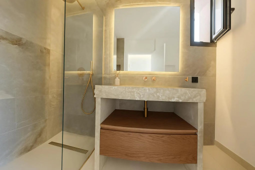 Modern en-suite bathroom for the second bedroom