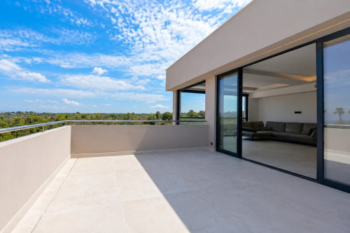 Upper terrace with direct access to the living area