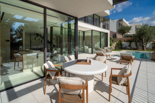 Große Poolterrasse