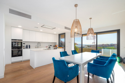 Bright living and dining area with access to the terrace