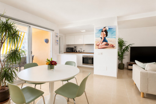 Beautiful, quiet 2-room apartment with 1 bedroom and an en suite bathroom. Open-concept kitchen, air conditioning, top-notch complex with a pool, near Palma
