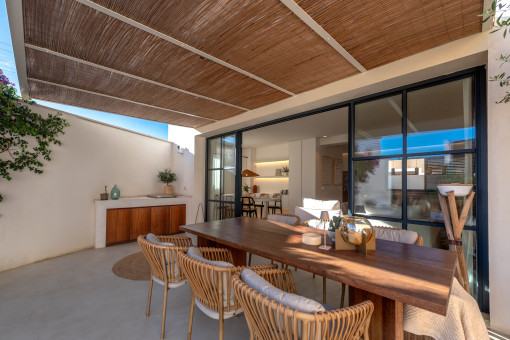 Covered terrace with outdoor kitchen