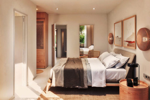 Masterbedroom with dressing area and bath en suite