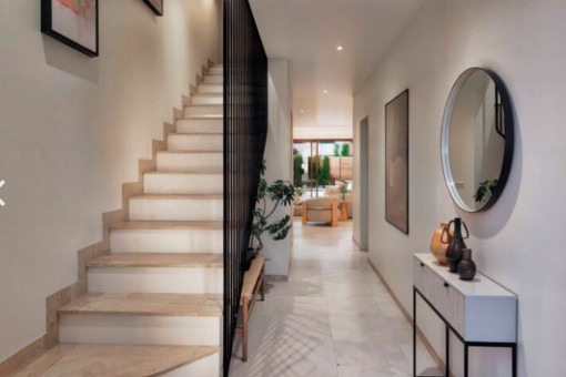 Entrace and staircase