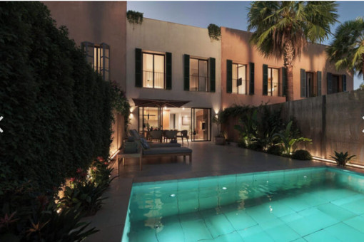 Pool with lighting