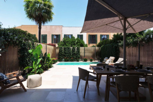 Terrace with views to the pool