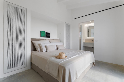 Bright bedroom with en suite bathroom