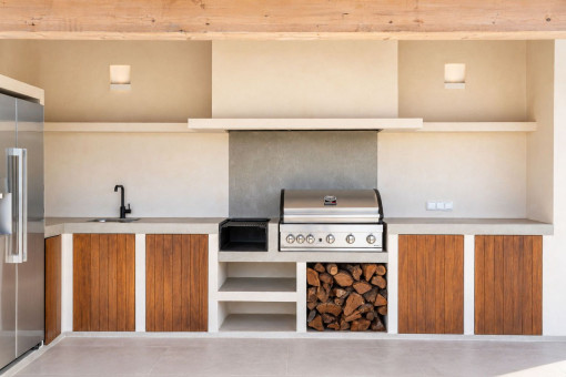 Stylish Pool House with a Fully Equipped Bar and Grill Area