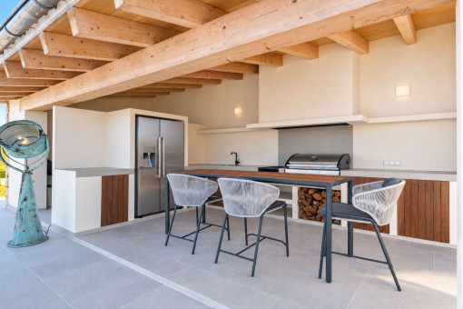 Stylish Pool House with a Fully Equipped Bar and Grill Area
